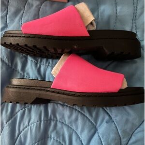 Torrid 🩷 NWT Neon Pink Chunky Slides🩷